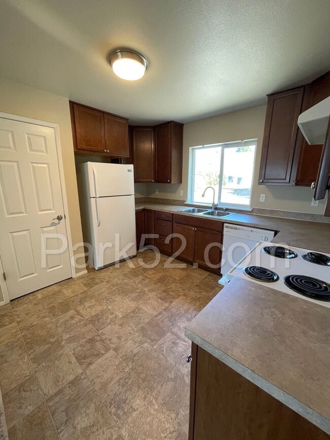 Building Photo - 2 Bedroom, Lower Level Duplex