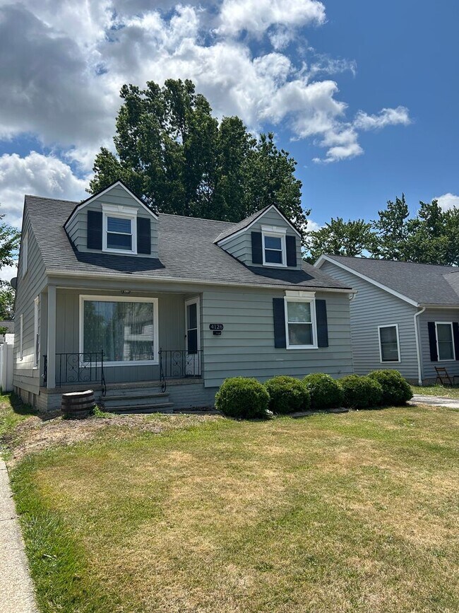 Building Photo - Spacious 3-Bedroom, 2-Bath House in South Euclid