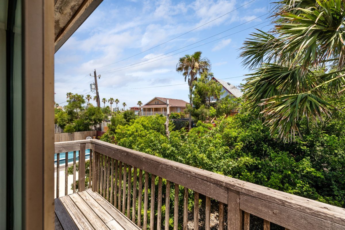 Building Photo - 1118 E Esperanza St