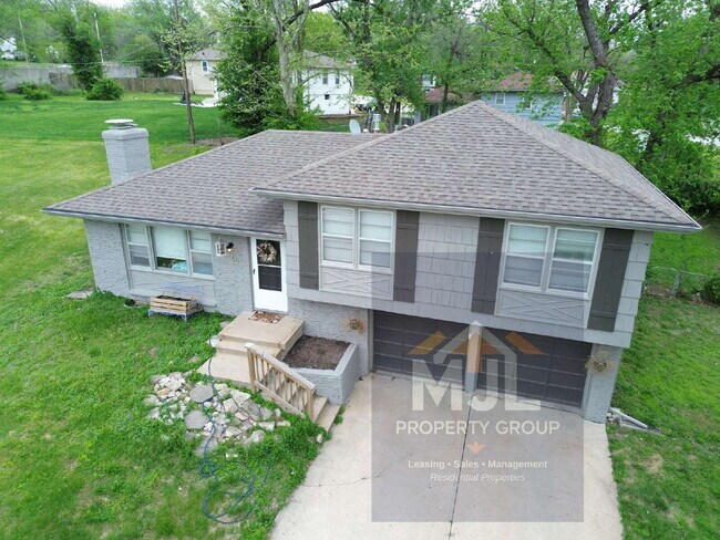 Building Photo - Beautiful 3 Bedroom / 1.5 Bath *Large Corner Lot* 2 Car Garage