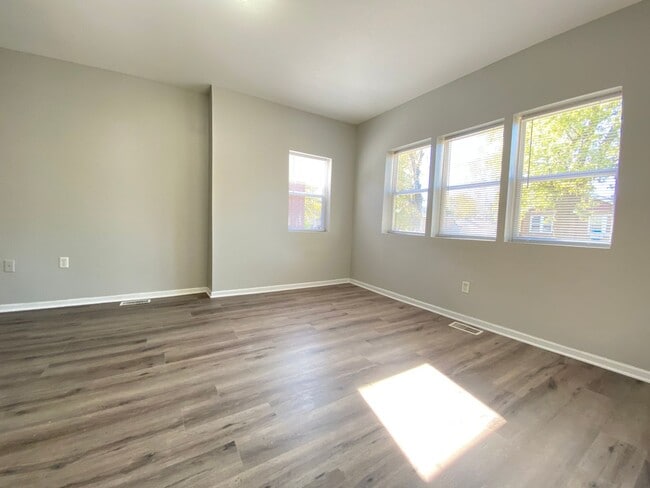 Building Photo - 3 Bed Home Available NOW