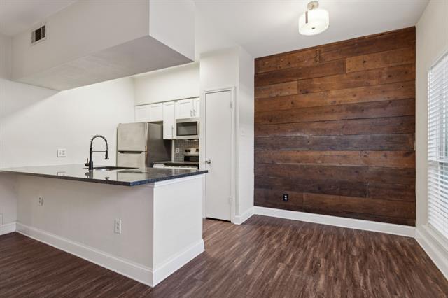 Building Photo - 5750 Phoenix Dr