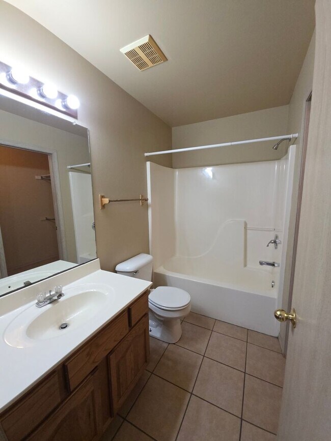 Building Photo - 1002 N Greenwich Ave