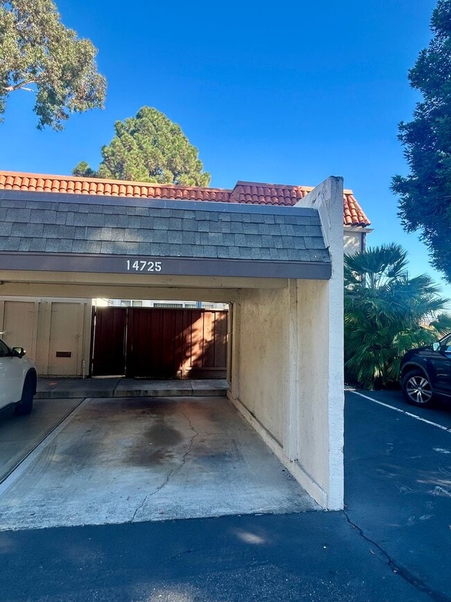 Building Photo - Marina Gardens Townhouse!  End unit, excel...