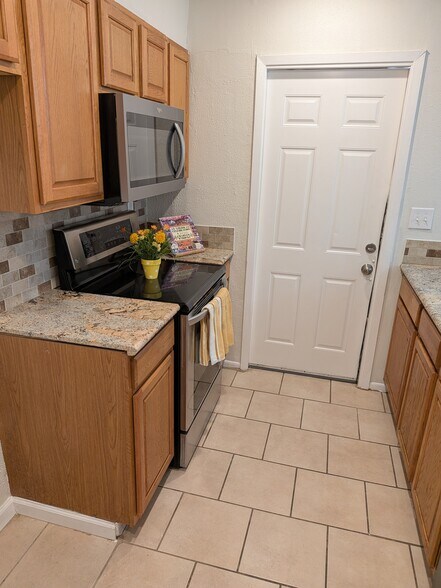 Kitchen - 1512 Chestnut Dr
