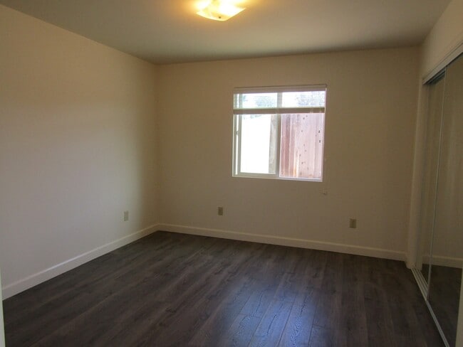 Building Photo - Country Cottage- Water Included!