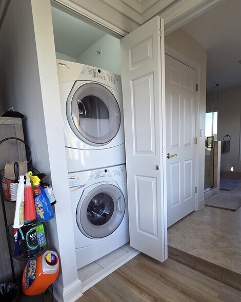 Building Photo - 1515 N Van Buren St