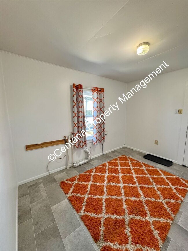 Building Photo - Huge 3 bedroom house with 2 bonus rooms an...