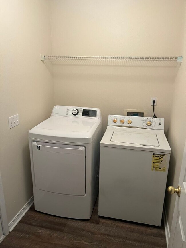 Building Photo - Located in the gated community of Parker's...