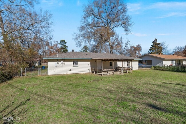 Building Photo - 3 bedroom 1 bath Southern Charm