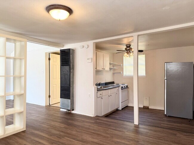 Building Photo - Great Rear Unit with Loft!