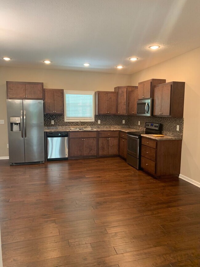 Building Photo - Modern comfort and privacy in the heart of...