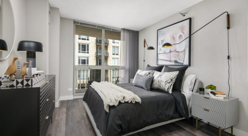 Building Photo - 10 E Delaware Pl