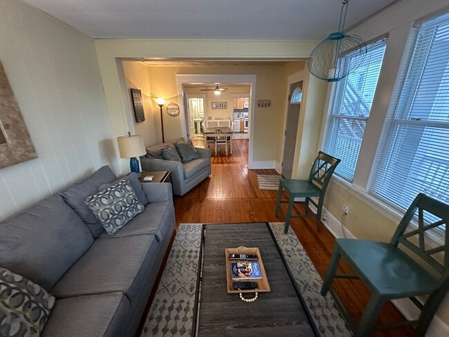 Building Photo - 509 E 7th St