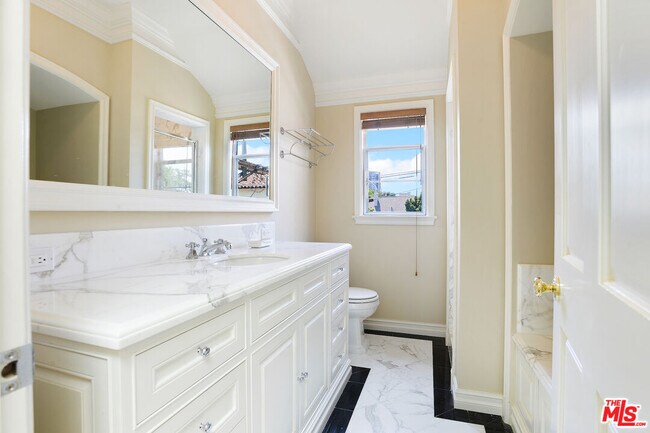 Building Photo - 155 S Rodeo Dr