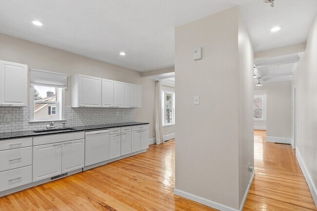 Building Photo - 920 Pleasant St