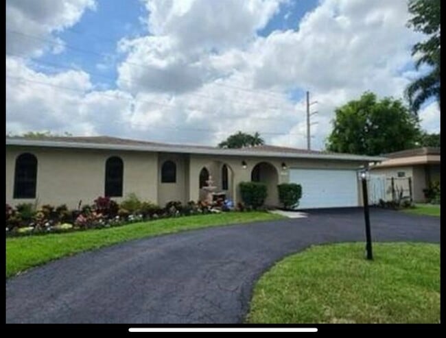 Building Photo - 1010 NW 76th Ave