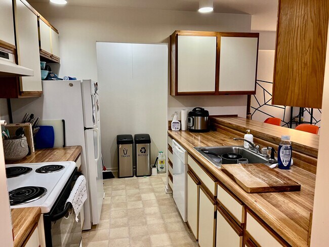 Building Photo - 1002 Linden Ave