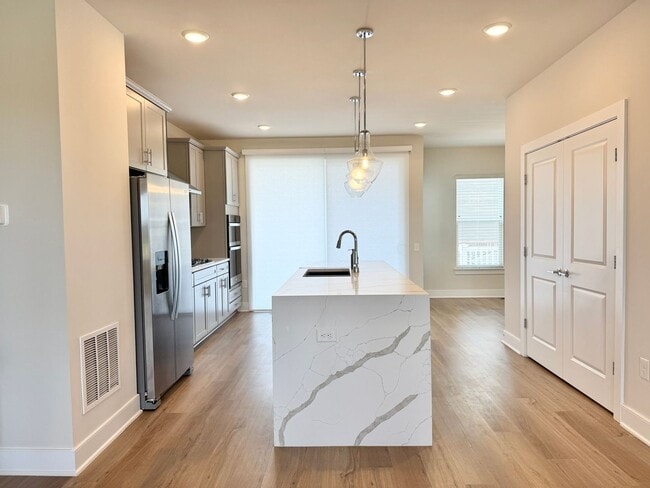 Building Photo - POTOMAC SHORES - BEAUTIFUL VIEWS! (interne...