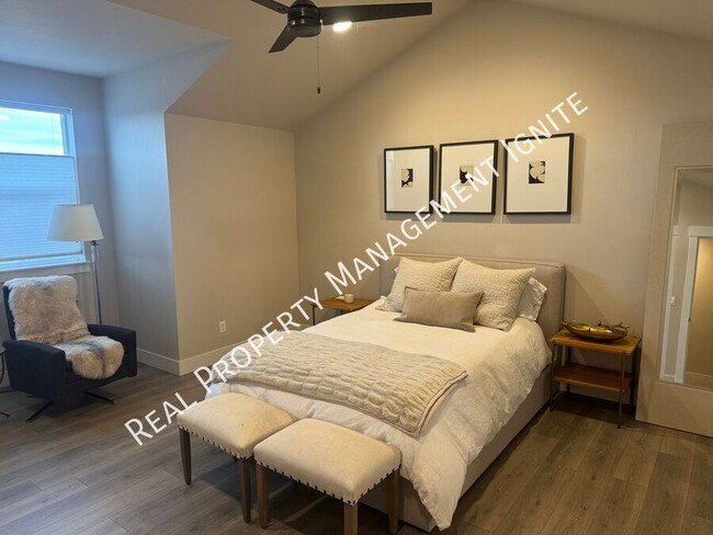 Building Photo - Modern Mid-Term Furnished Townhouse