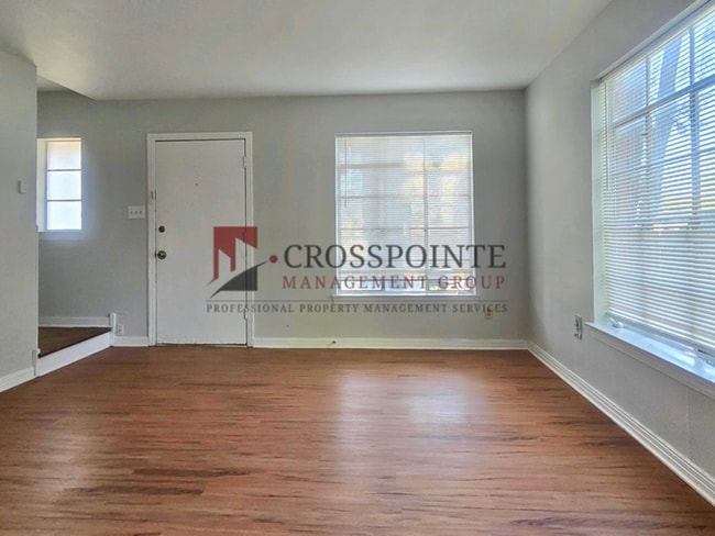 Building Photo - 2 bedroom, 1 bathroom duplex!