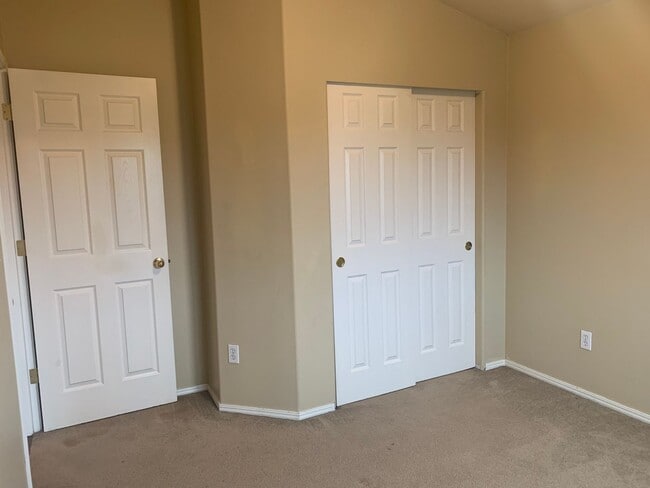 Building Photo - Great 3BD 2.5BA Fisher's Landing! Large Fe...