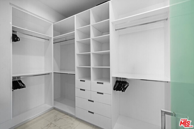 Building Photo - 4841 Alonzo Ave