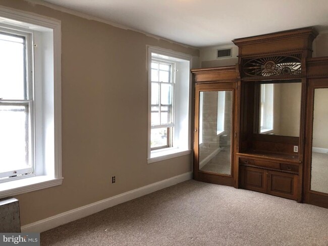 Building Photo - 1906 Fairmount Ave