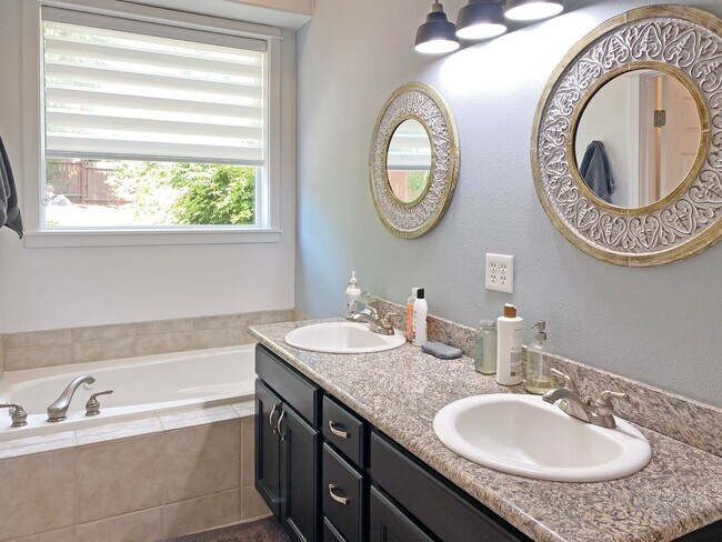 Building Photo - Beautiful Single Level Home in North Albany!