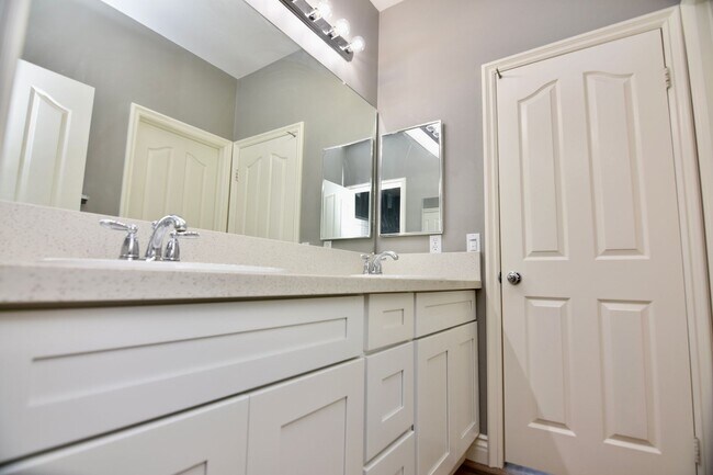 Building Photo - AVAILABLE NOW: 4 Bd/3Ba in Great Oak Schoo...