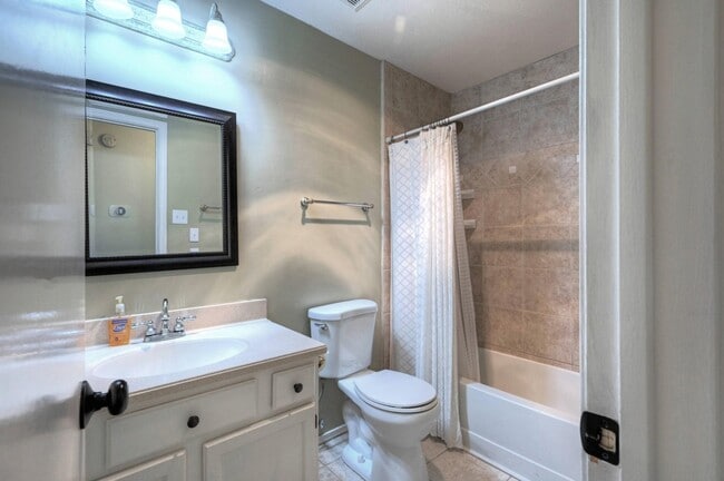 Building Photo - 9859 Meadow Bend Ln