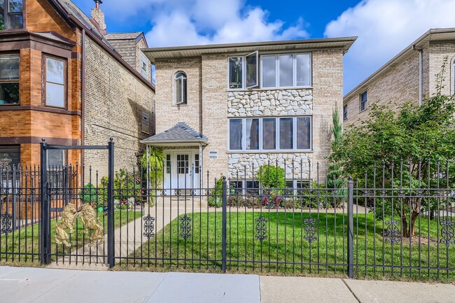 Primary Photo - 2550 W Winnemac Ave