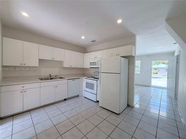 Building Photo - 16921 SW 94th Ave