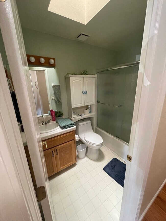 Building Photo - Oroville-Furnished-Turnkey-3 bedroom 2 bath home, hot tub, gazebo, landscaped yard, solar