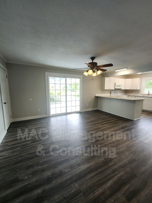 Building Photo - 1067 Crescent Dr