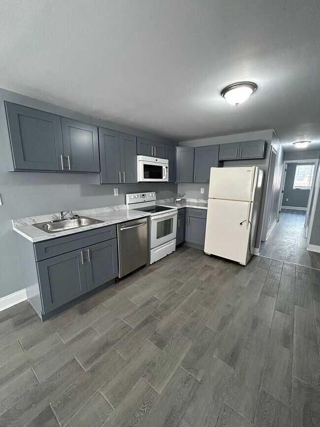 Building Photo - NEW 2 BED 1 BATH APARTMENT FIRST FLOOR
