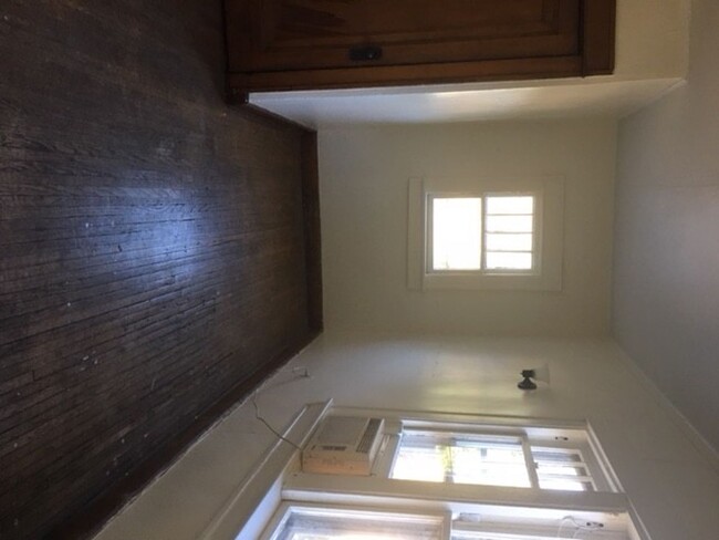 Primary Photo - 1 bed/1 bath APT just south of downtown