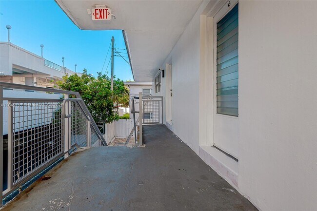 Building Photo - 6910 Bay Dr