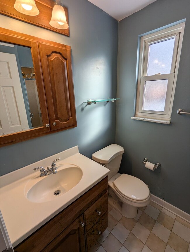 Building Photo - Large 3 Bedroom 2.5 Bathroom House with Ga...