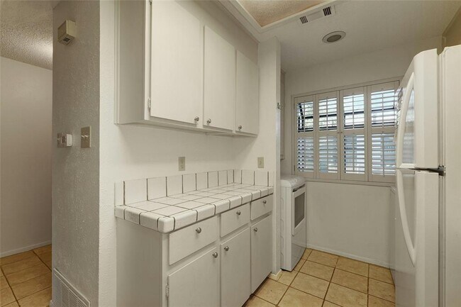 Building Photo - 7122 Wood Hollow Dr