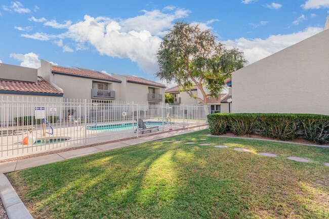 Building Photo - 220 N 22nd Pl