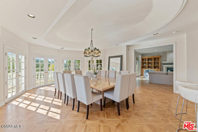 Building Photo - 4440 Hayvenhurst Ave