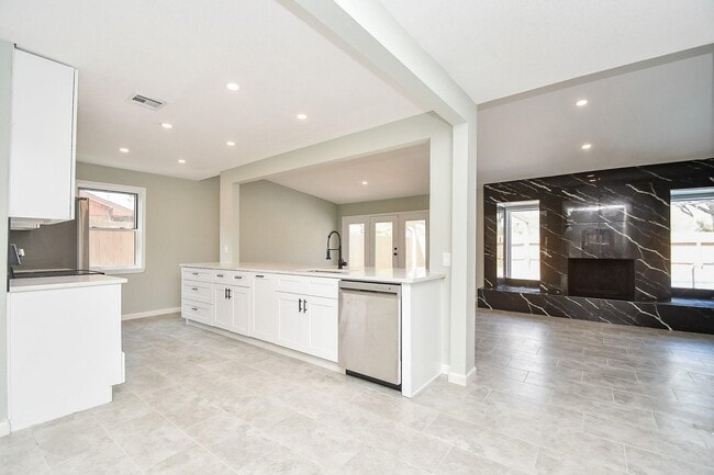 Building Photo - 5850 Duxbury St