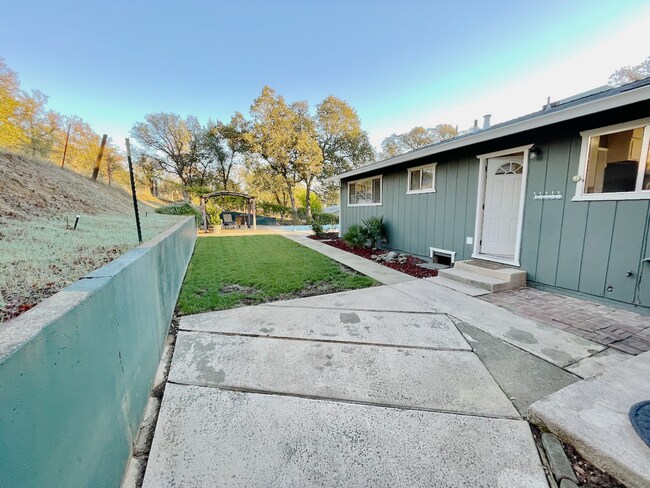 Building Photo - COUNTRY SETTING 3 BEDROOM WITH POOL AND SOLAR