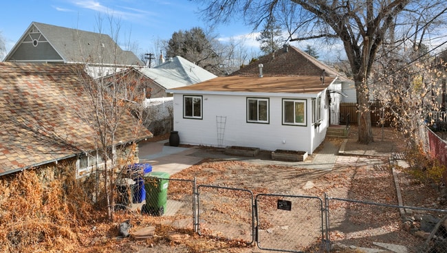 Building Photo - Charming 2 Bedroom, 1 Bathroom Back Unit with Private Yard — Close to Downtown