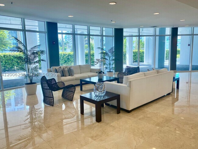 Building Photo - 6515 Collins Ave