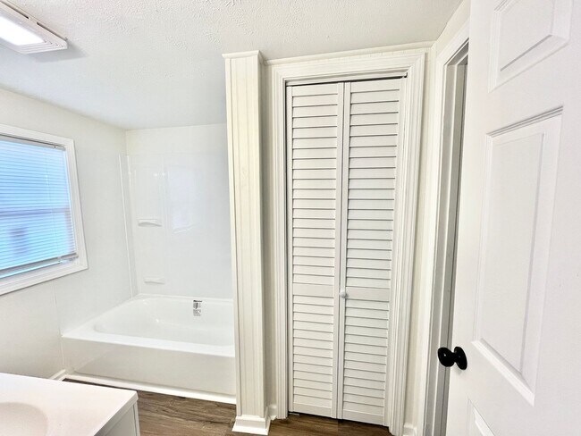 Building Photo - Nice Family Home in the 40215 Area