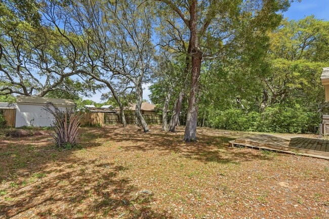 Building Photo - All Brick Home & Large Yard in Niceville!