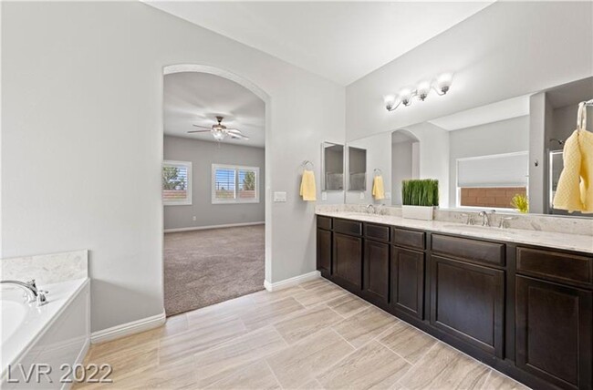 Building Photo - 4 bed+loft Green Valley Home w/City Views
