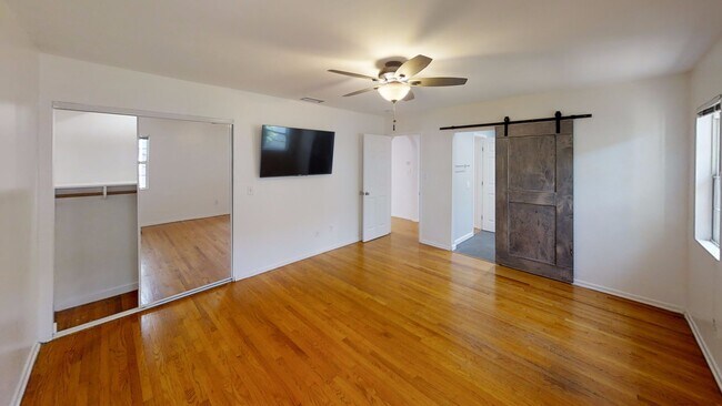 Building Photo - 5321 E Falls View Dr